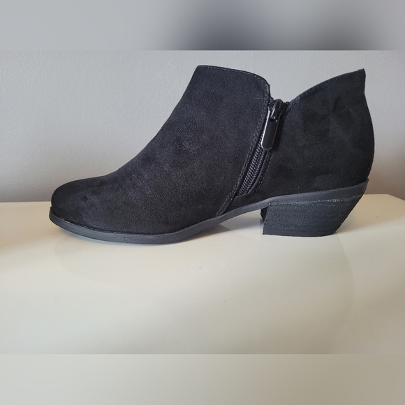 Torrid Black Faux Suede Vcut Bootie, BNWT, Size 6 - Picture 7 of 11